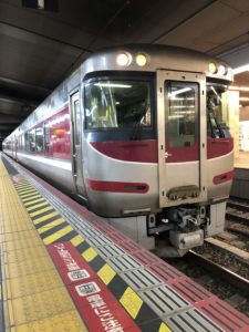 通勤特急・びわこエクスプレス2号で夜の琵琶湖路を駆け上がる