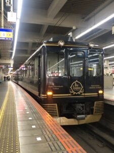 近鉄の観光特急「青の交響曲（シンフォニー）」に乗って阿部野橋から吉野を目指す